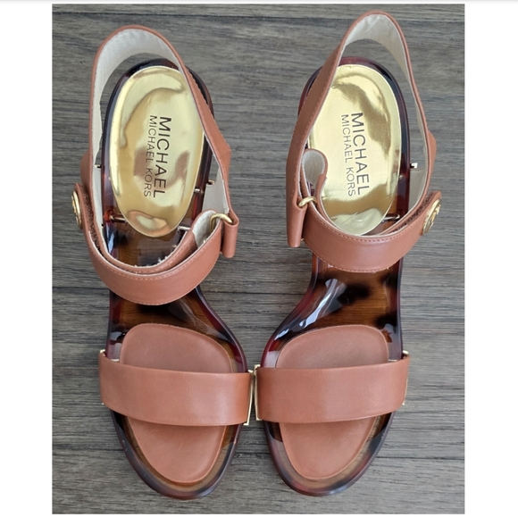 New 🐆 Michael Kor New Lani Sandal BrownLeather w/ Gold Emblems and Heel Size 10 - Picture 6 of 16